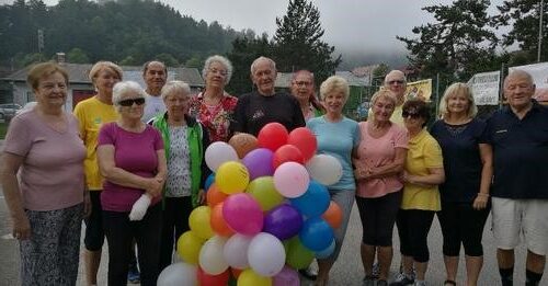Za ustanovitelja skupine Cirila Krašovca 70 živobarvnih balonov ki je praznoval svoj okrogli jubilej.